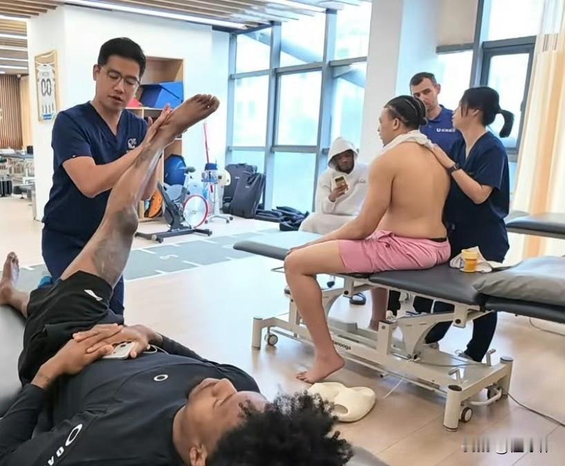 还是有伤！卢伟谈洛夫顿：“洛夫顿这个伤病还是挺麻烦，没有完全康复，还是在积极