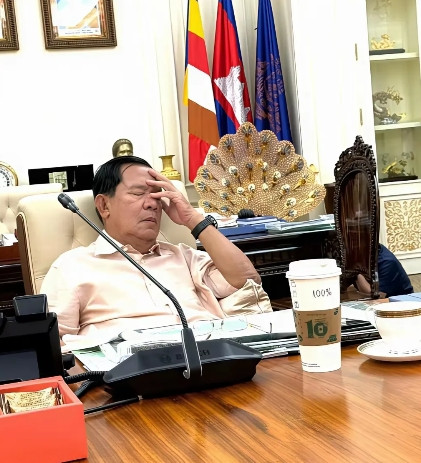 泰国终于停火了，洪森这时候终于松了一口气，整个人非常疲惫不堪地躺在椅子上，两眼紧