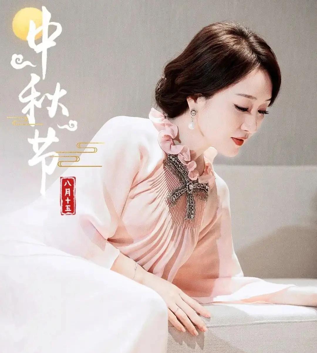 湖南卫视中秋晚会现场，杨钰莹一登场便惊艳全场！岁月仿佛对她格外温柔，肌肤紧致、笑