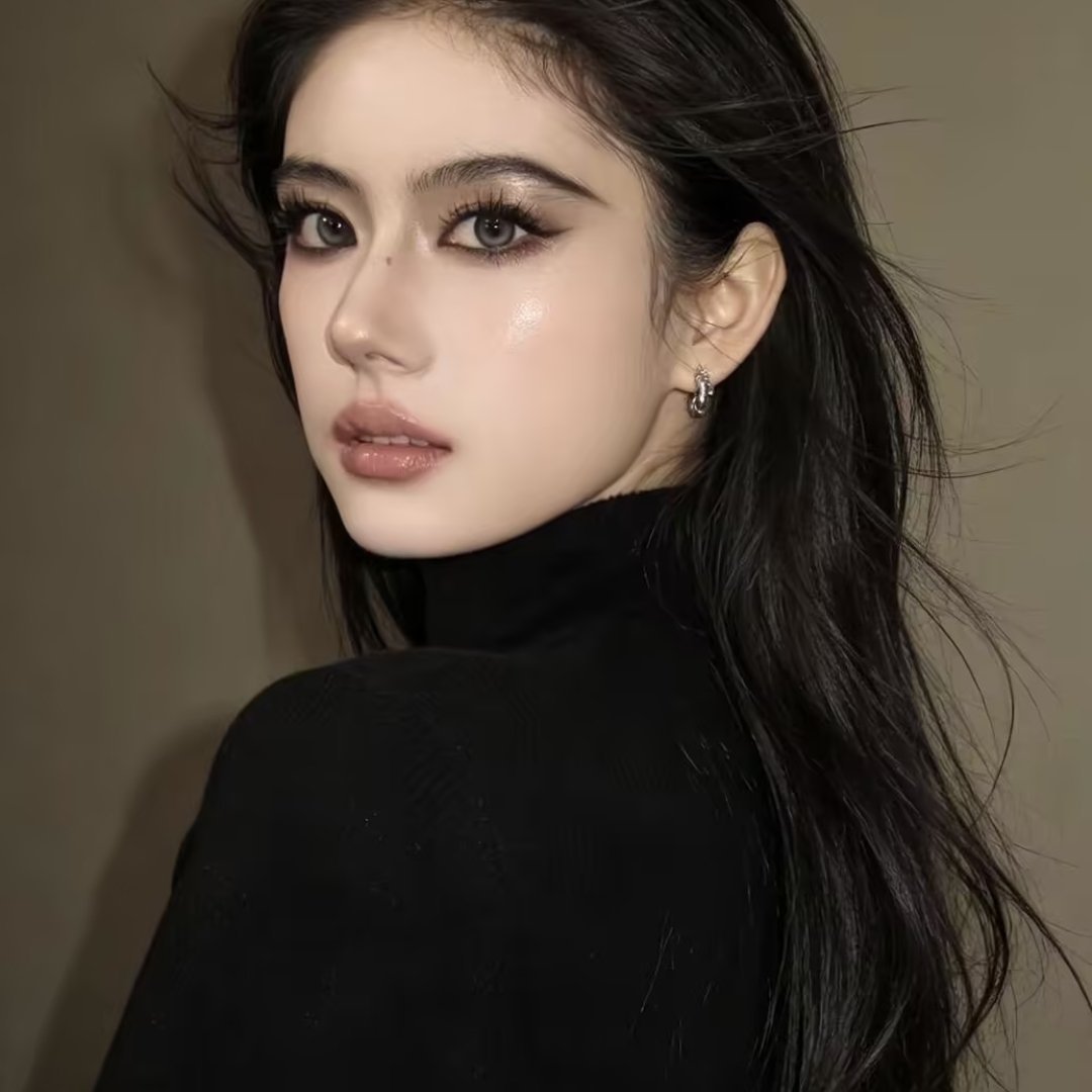 冷艳轻欧美烟熏妆，黑长直御姐氛围感直接拉满，自带疏离高级感的御姐烟熏妆太绝了，侧