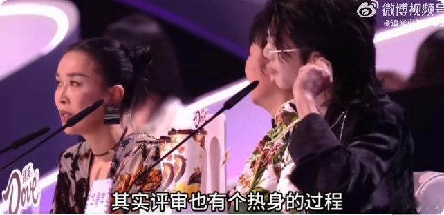 谁不为这两人的互动打动！那英先发制人吐槽，华晨宇乖乖解释，互怼中满是默契～