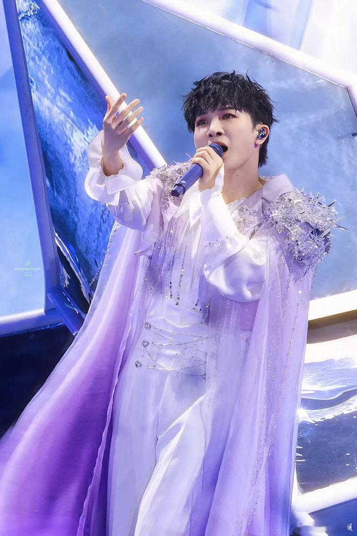 周深专辑销量破8000万万千听众共同见证，专辑销量突破8000万，五月实体专上