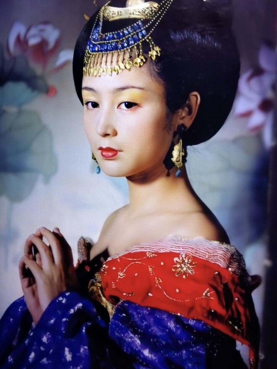 明明是陈红更漂亮，而且身材气质也都碾压周迅。可是为啥在《大明宫词》里面，论长相，