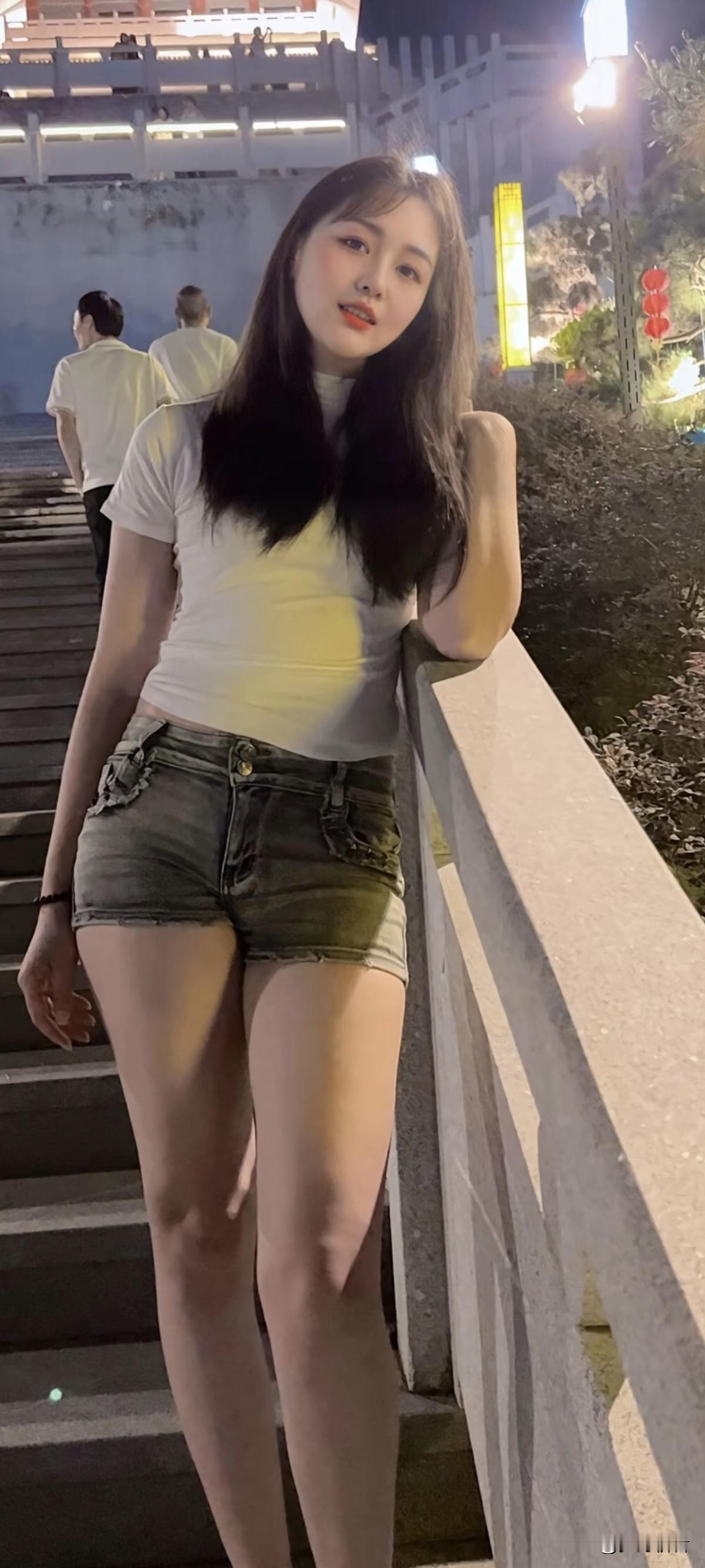 夜晚的漫步时光，享受城市的静谧。