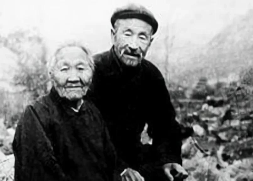 1950年，徐州某部队连长刘玉明从外回来时，一女乞丐突然扑上来，边打边嚷着：“你