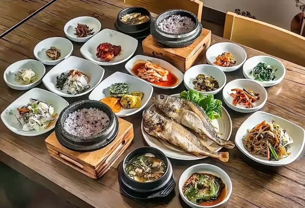 韩国富人家庭的豪华晚餐，韩国人均GDP3.6万美元，发达国家。国内那些天天说自己