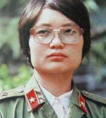 1986年，一个美女医生被哨兵拦住，要求出示通行证，没想到，她直接掏出一颗手榴弹