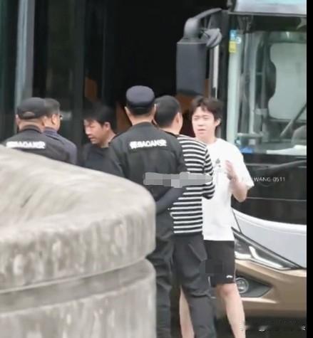 楚钦：你好呀兄弟，我要回北京了，咱俩下次再见吧！谁知道这个穿黑白条纹长袖的男子是