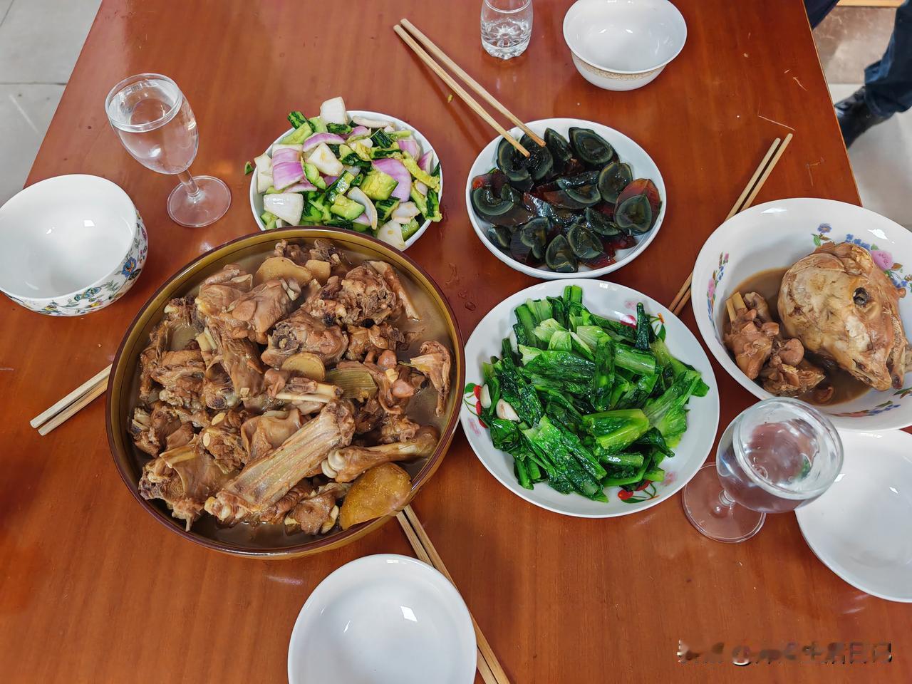 午餐和晚餐分享～8号那天，我和老公回娘家，他在乡镇买好的羊羔肉，又在超市买好的