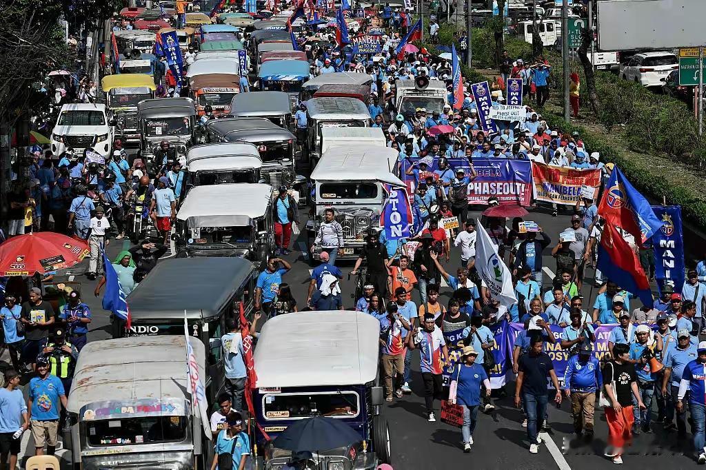 菲律宾国内这是乱成一锅粥了！首都马尼拉12万人游行要求小马克斯立即下台！