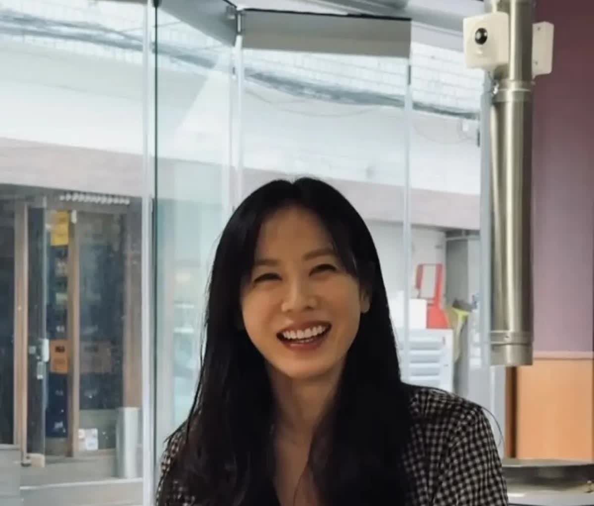 21日，演员孙艺珍通过自己的Instagram上传了多张照片。公开的照片中，孙艺