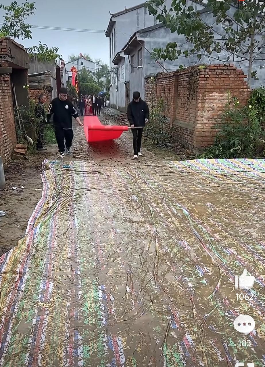 大过节的，又是幸福的一对，风雨无阻，这大红地毯，婆婆有心了！对了，村里不是水