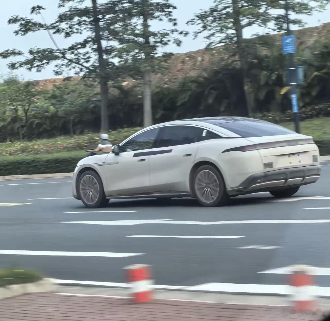 你们不是想看比亚迪大汉的侧边吗？这个你们自己看吧。