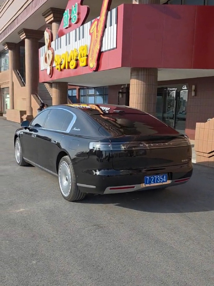 尊界都干到朝鲜去了，真牛逼，这个727开头的车牌在当地更是不得了，具体大家可以自