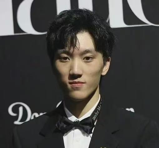 张艺谋长子张壹男，冲上热搜。4月3日，他执导的电影《绝命循环》在佛山低调开机