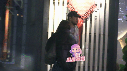 近日，有八卦媒体拍到陈牧驰、陈冰餐厅约会，女方腹部隆起明显，这是怀孕啦？ ​​​