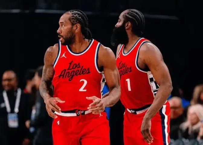 4天3战，快船快散架了39分+8三分，伦纳德刚刷完神迹，脚踝就肿成馒头。哈