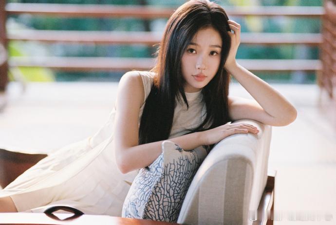 虞书欣撩拨这俩字应该足字旁平平无奇的聚餐秒变暧昧修罗场！姜暮小脚蹭腿的操作又甜