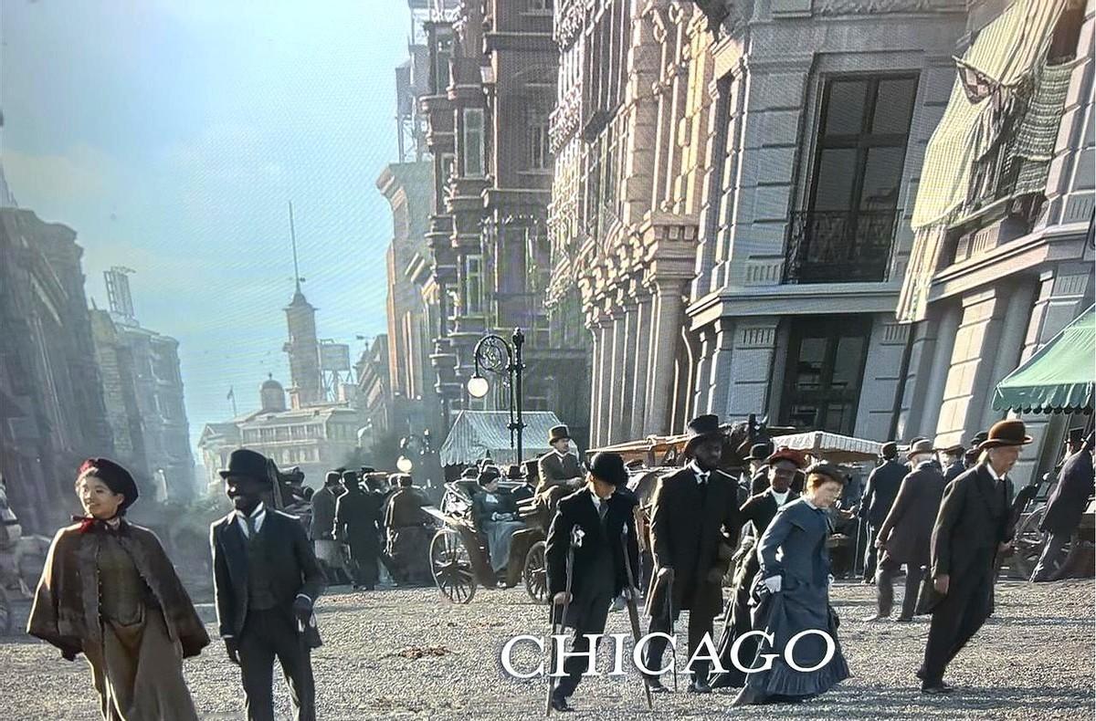 “1880年的芝加哥街头，一位穿绣金旗袍的华人姑娘，跟三位黑人绅士和一位拄拐的白