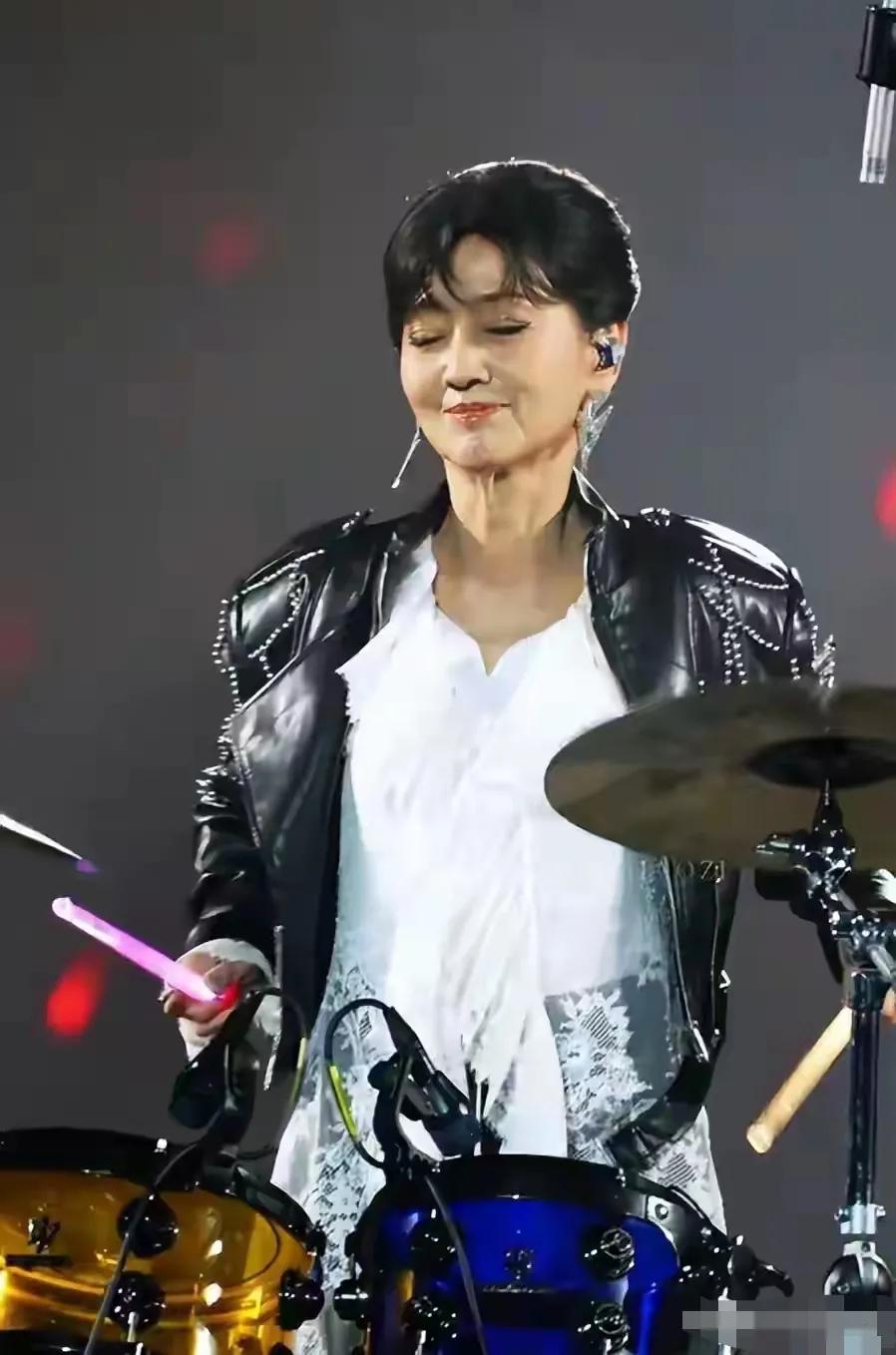 72岁的赵雅芝真的太绝了！近日她在从艺50年时光派对上，开场就用架子鼓演奏《潇洒