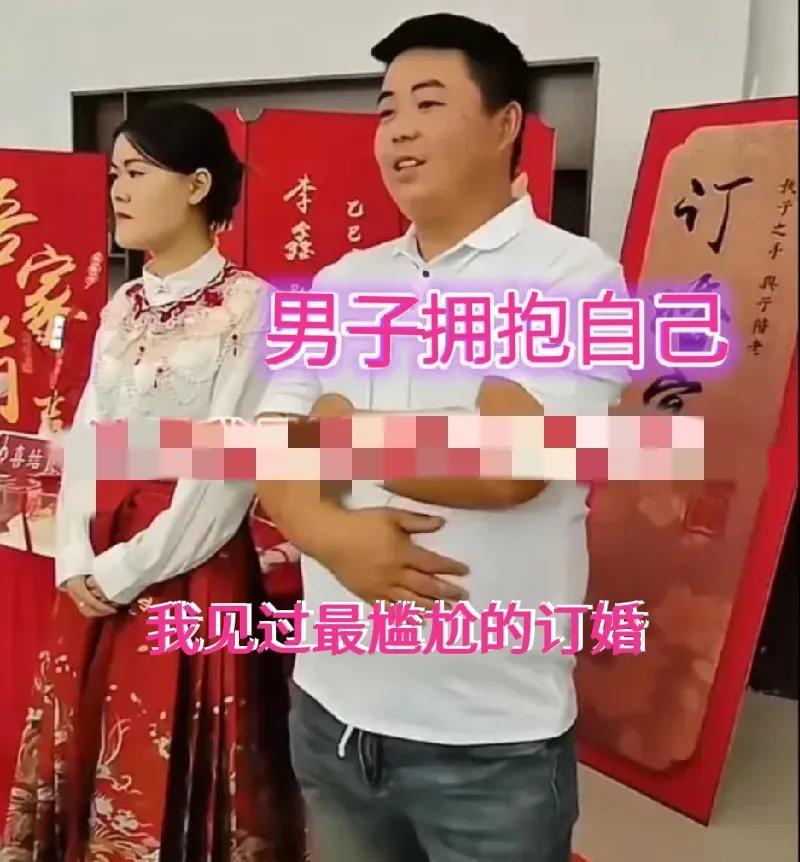 在四川，一对新人的婚礼上，新娘新郎并肩而立，新娘全程冷若冰霜，本来满脸洋溢着喜悦