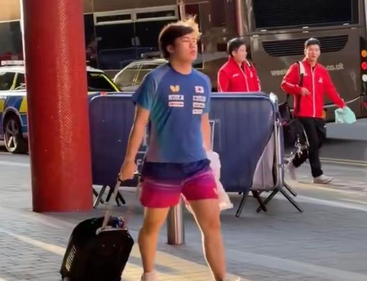 伦敦街头偶遇松岛辉空，一身短袖短裤拖着行李箱，全程神情冷漠疏离。和国乒一众队员迎