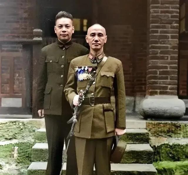 1970年的大年三十下午，已经83岁高龄的蒋介石在蒋经国的搀扶下来到海边，叫人搬