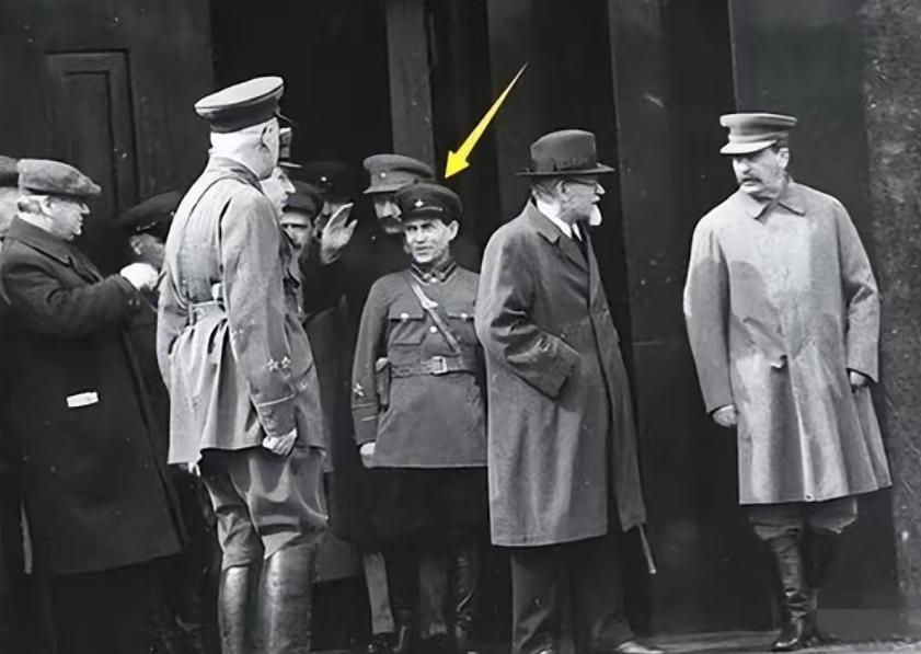 1937年，斯大林身旁那个1米5的“血腥侏儒”男人尼古拉·伊万诺维奇·叶若夫，在