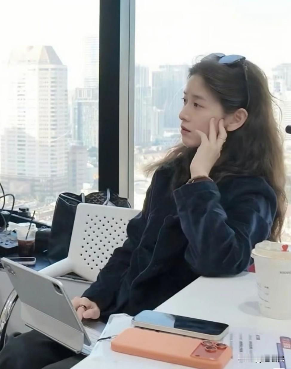 32岁京东老板娘章泽天素颜的样子，刘强东真实有福气之人。章泽天京东​​​