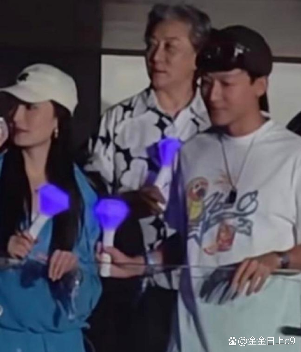 那英演唱会，李沁现场对肖战和张晚意的态度对比引发热议。肖战上台她只是礼貌微笑，即便多次合作，现场也没