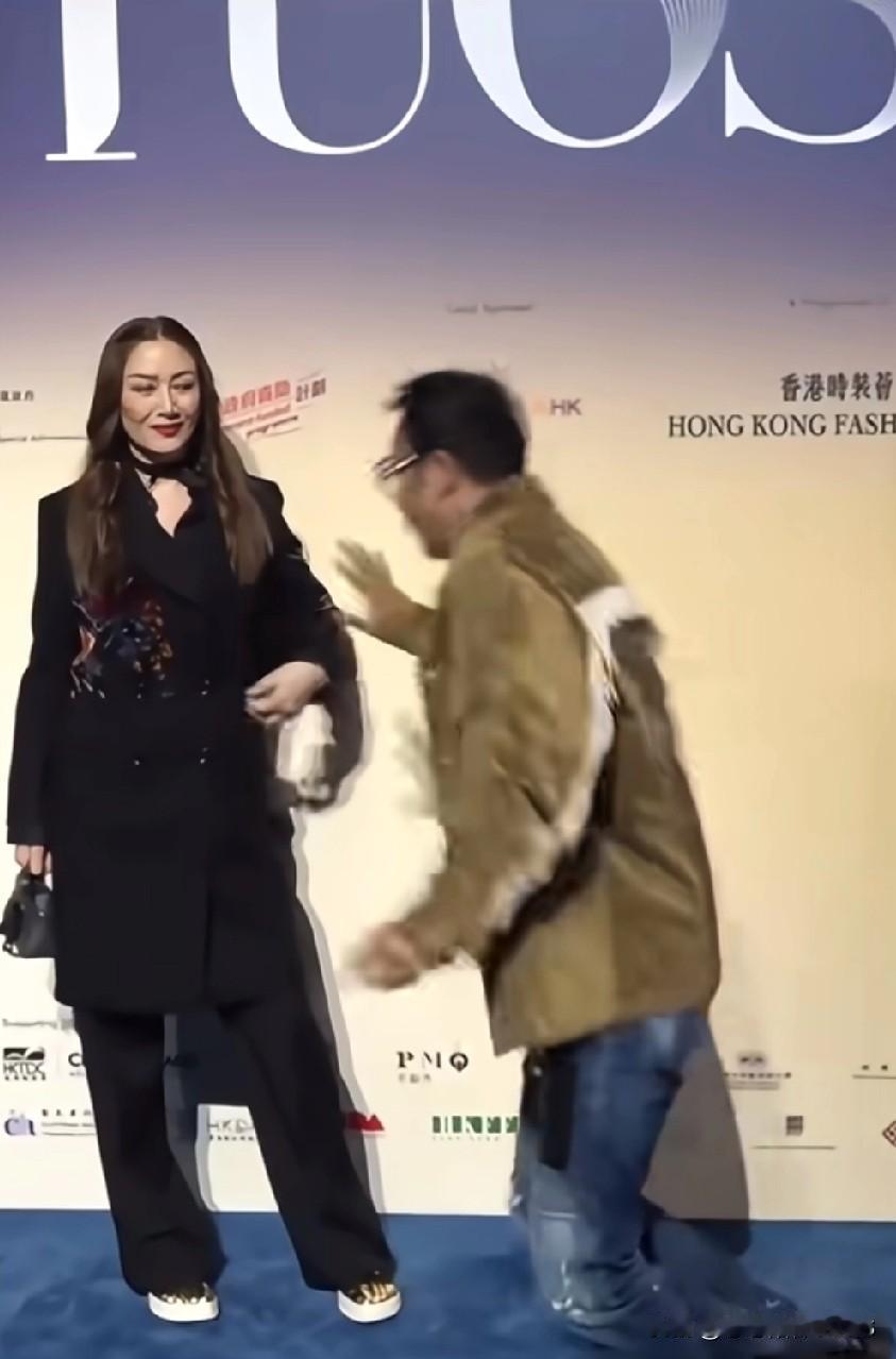 华哥七十多摔一跤，竟灵活打滚卸力！这反应绝了，换别人早趴地上了。看来华哥