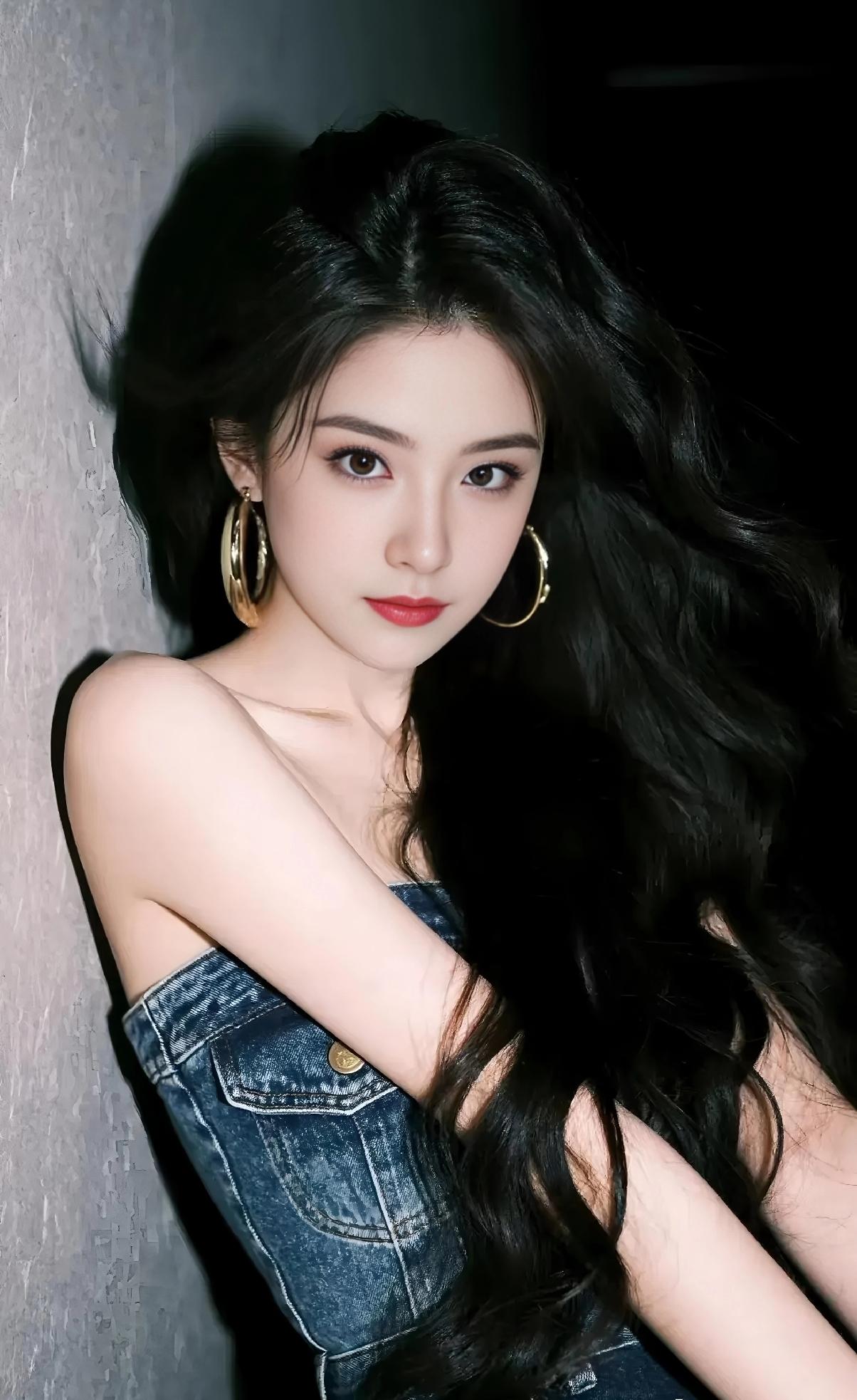 这种美貌，一般嫁给了谁？平凡如你我，恐怕是痴心妄想吧？天生的美女绝世气质佳