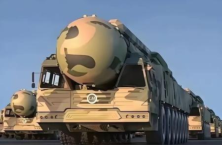 中国目前的兵力能否与美国抗衡？这么说吧，中国现在的实力别说抗衡了，都能把美国按在