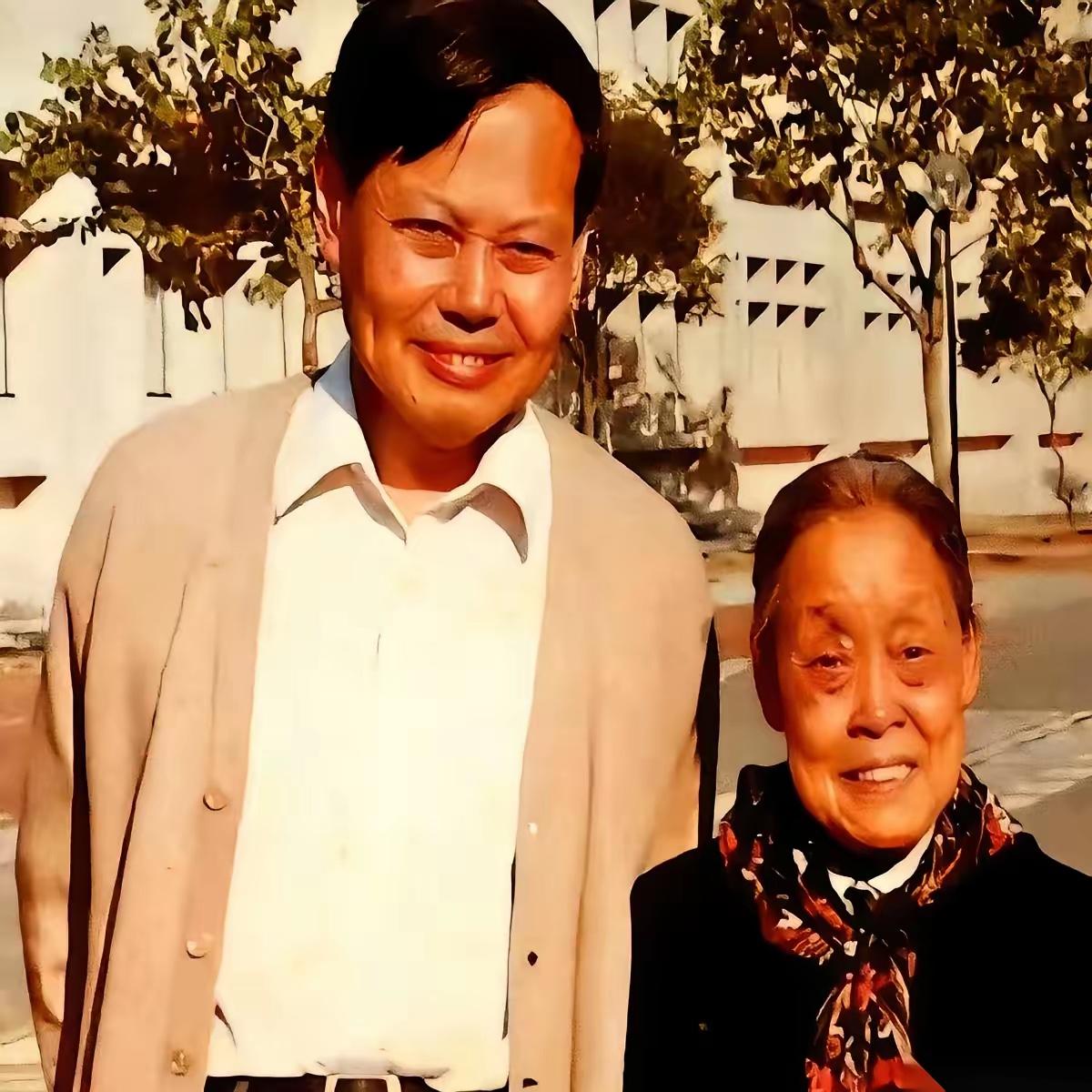 一支针,一个普通家庭一个月的收入。上世纪80年代,杨振宁就这么给他妈续着命。那时