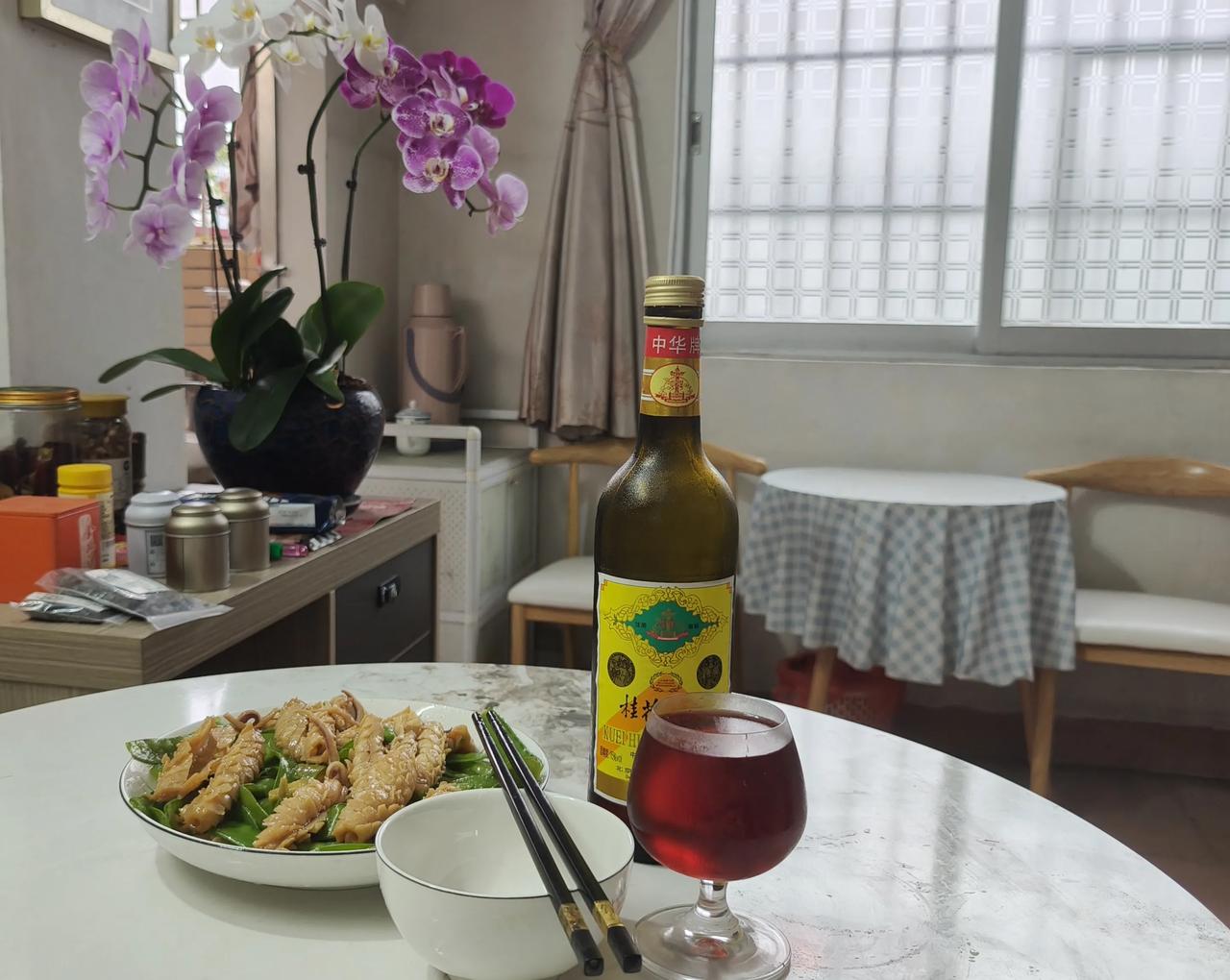 晒出你今天做的美食这就是我昨晚的晚餐，我经常会炒自己鱿鱼，谈不上是什么美食，可能