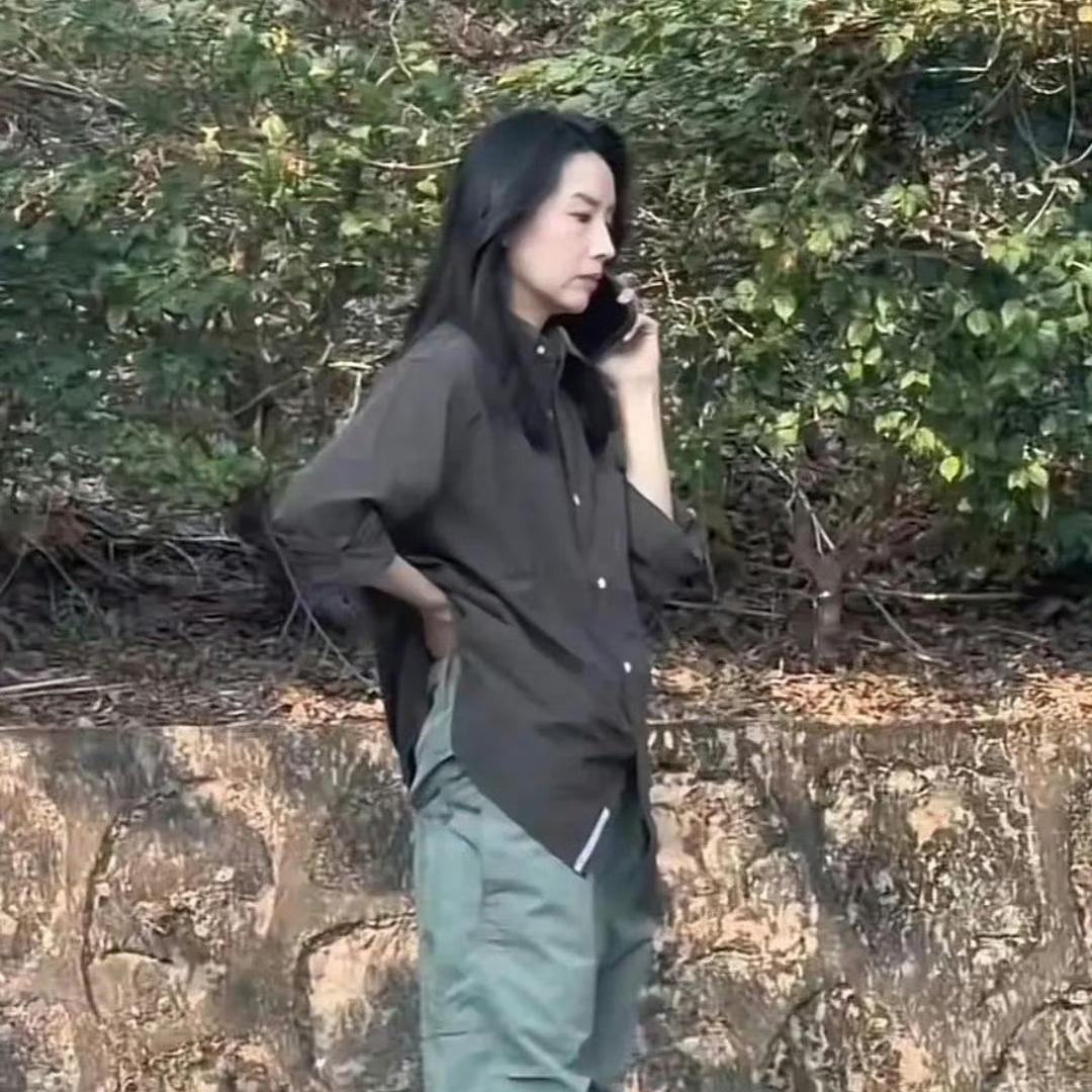 哈哈，这张是董洁的生图，这套穿搭还真挺有她那种松弛感的味道，能行！曾经是你心目中