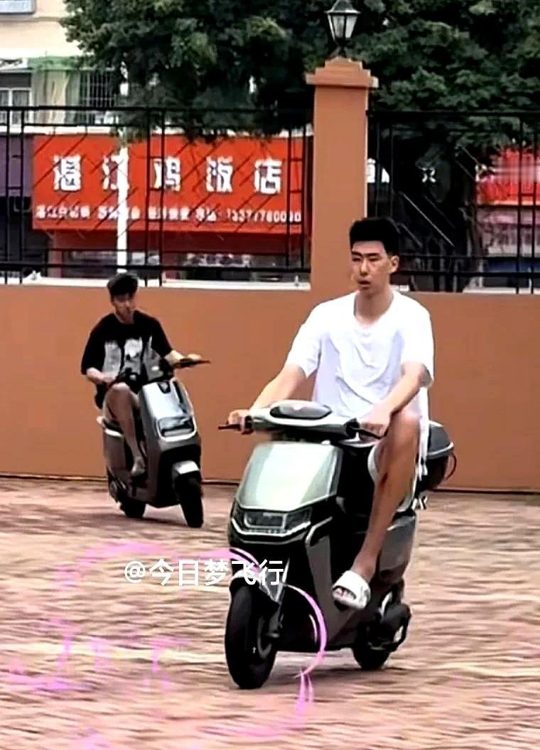 小电驴车队出动，广东队过节不放假！不过要说最拼的还是他们的行程安排，听说徐杰