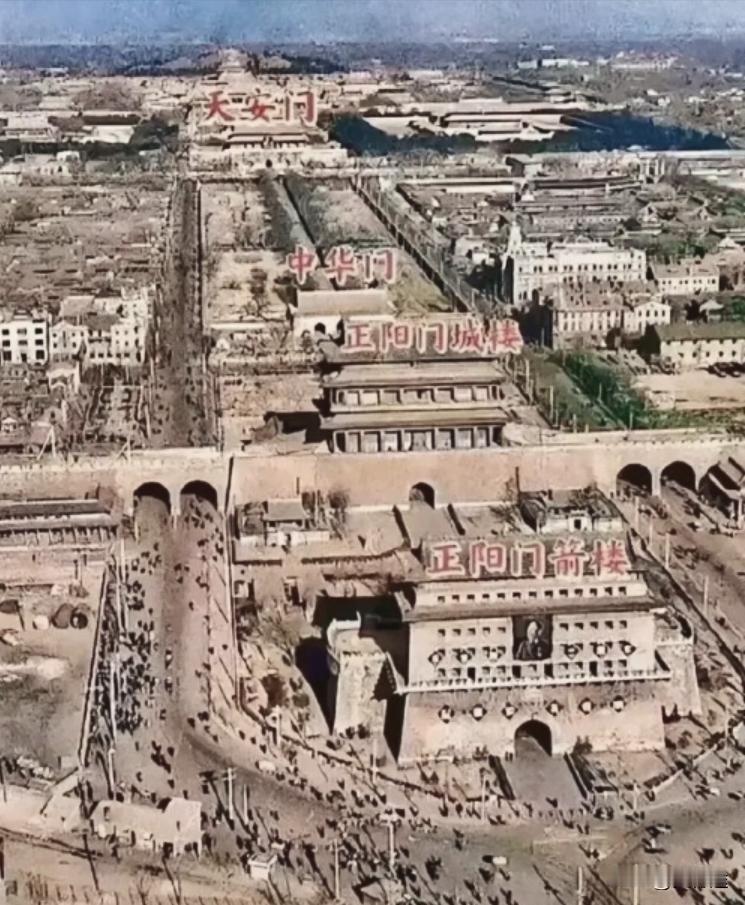 这是天安门最初的模样，可惜的是，在郭沫若的一再建议下，大部分城门被拆除.....