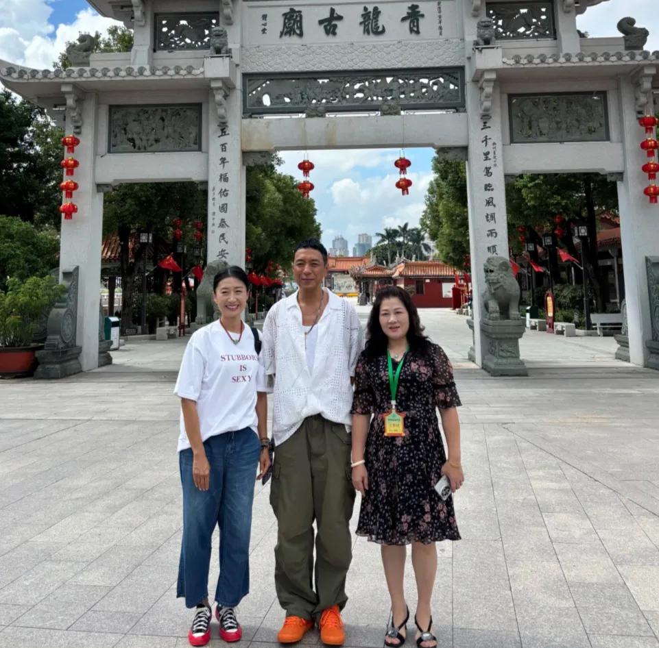 在潮州青龙古庙偶遇2位港星，才知道他们是夫妻，好般配哦！近日，某网友在个人社交