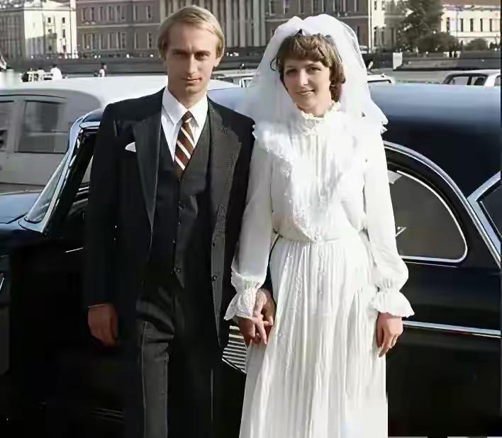 1983年，31岁的普京和当年25岁的柳德米拉的结婚照，原来柳德米拉年轻的时候那