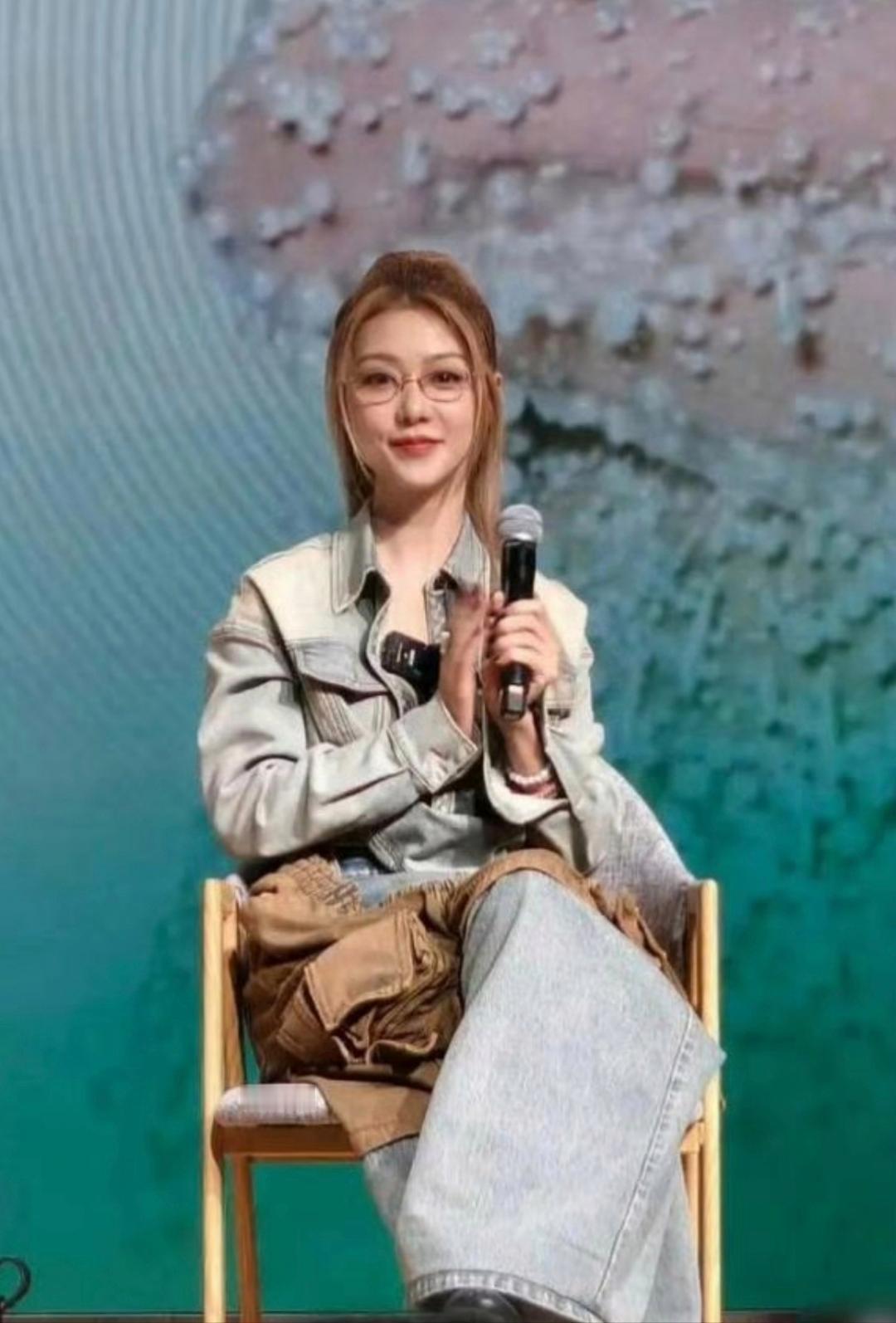 看这照片，你敢相信薛凯琪已经四十多岁了吗？