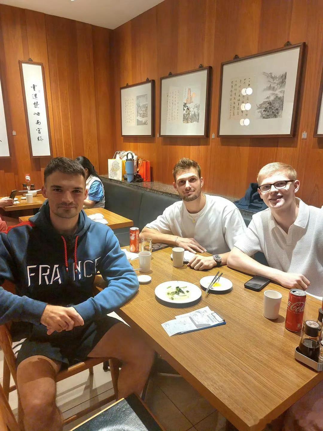 小伦去吃鼎泰丰了筷子🥢用的不错