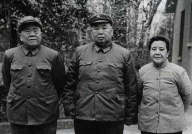 1962年，当时任南京军区司令员许世友将军到“南京路上好八连”视察，正好赶上战士