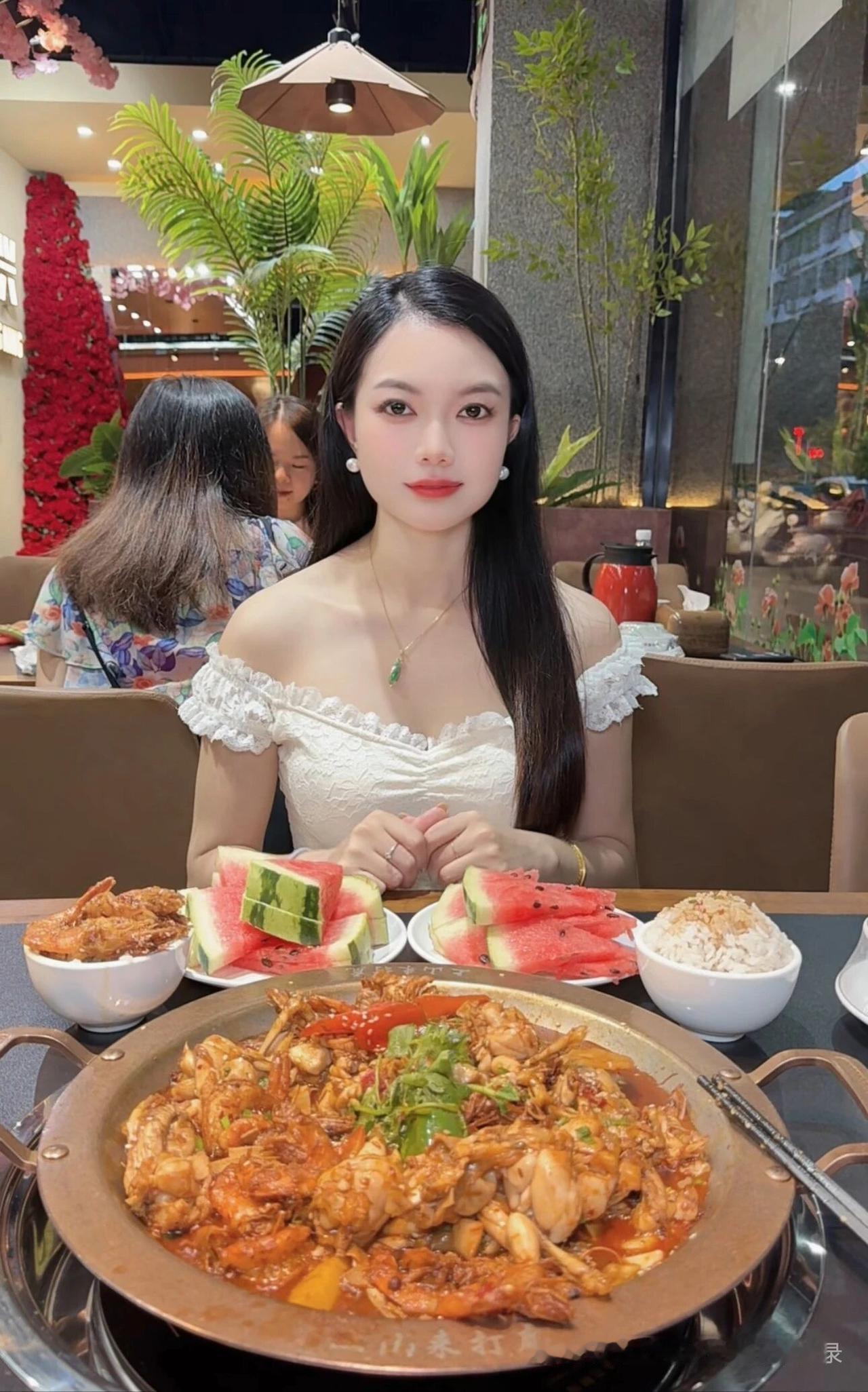 美女在餐厅享用丰盛的晚餐。