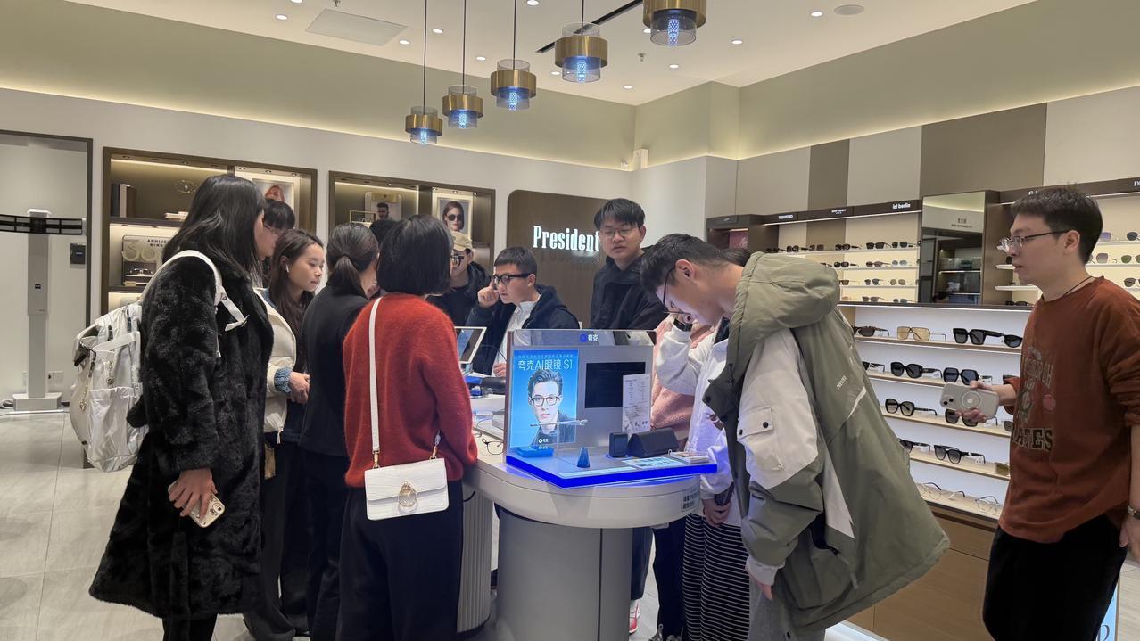 过去一年，阿里的千问大模型一路硬刚国际对手，从学术成绩到行业落地持续冲榜。但真正