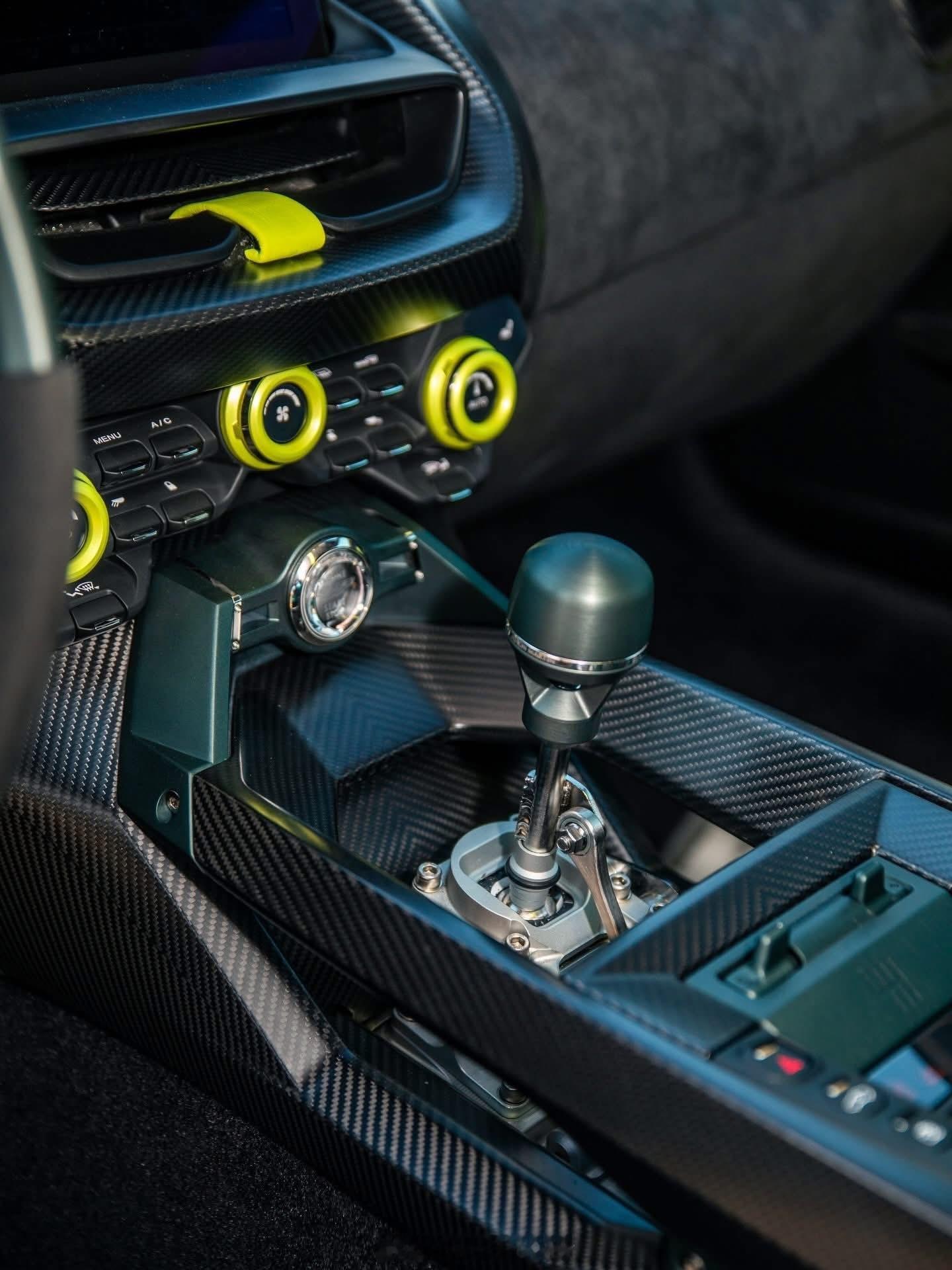 摩纳哥🇲🇨海边全球限量38台745马力5.2LV12双涡轮阿斯顿马丁Val