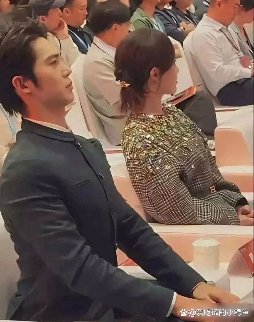 不怪旁边的小姐姐一脸尴尬，换我也是一样。