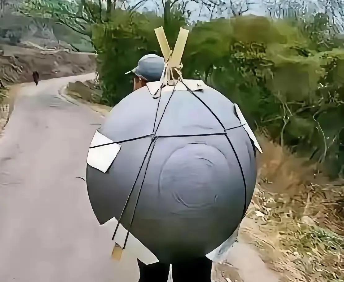 有网友说，天水全市都在使劲找图里那个背锅的人。这人也没得罪谁啊，找他干什么呢？