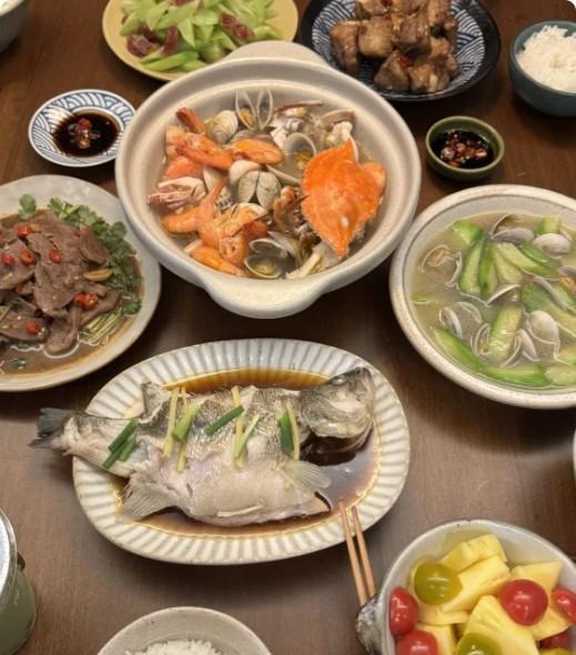 昨天下午，二姨家那顿饭可真热闹，一大家子围着桌子，笑声和酒杯碰撞声交织成一片，其