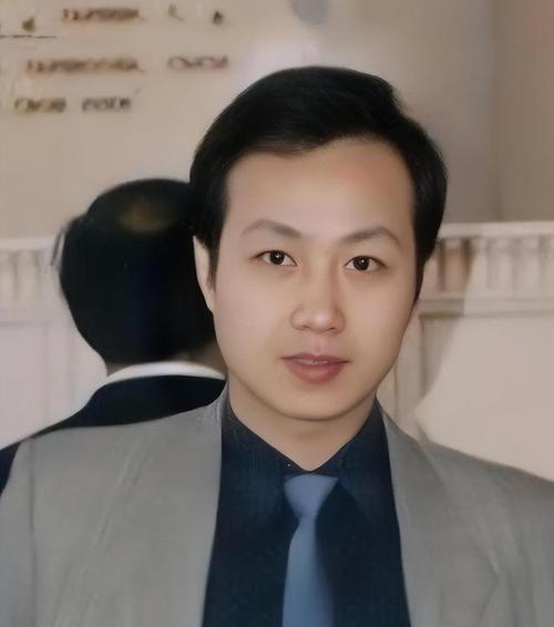 罗京离世多年，妻子改嫁仍尽孝，儿子提出的要求让人破防✨著名主持人罗京ico